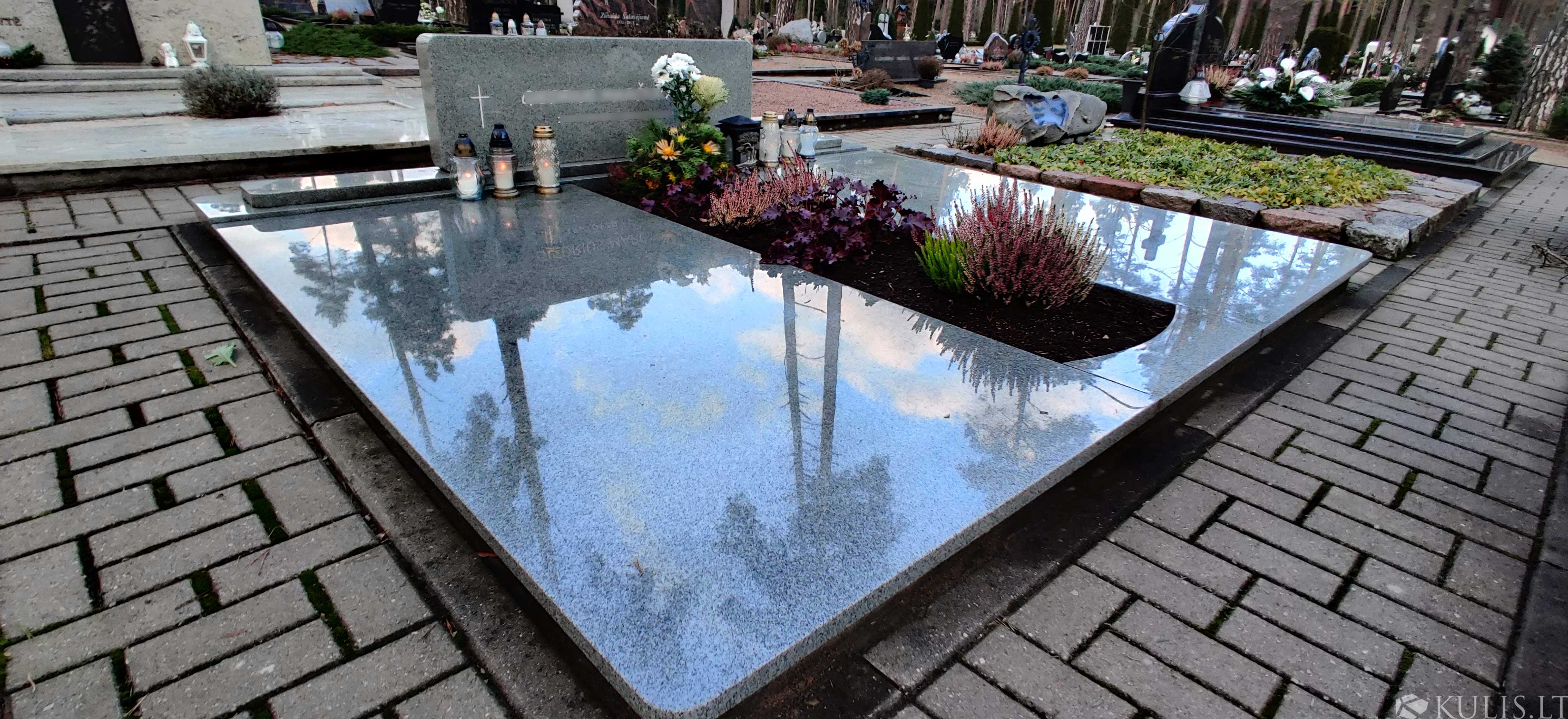 Kuru grey paminklas ir kapavietė dengta plokštėmis Vilniuje